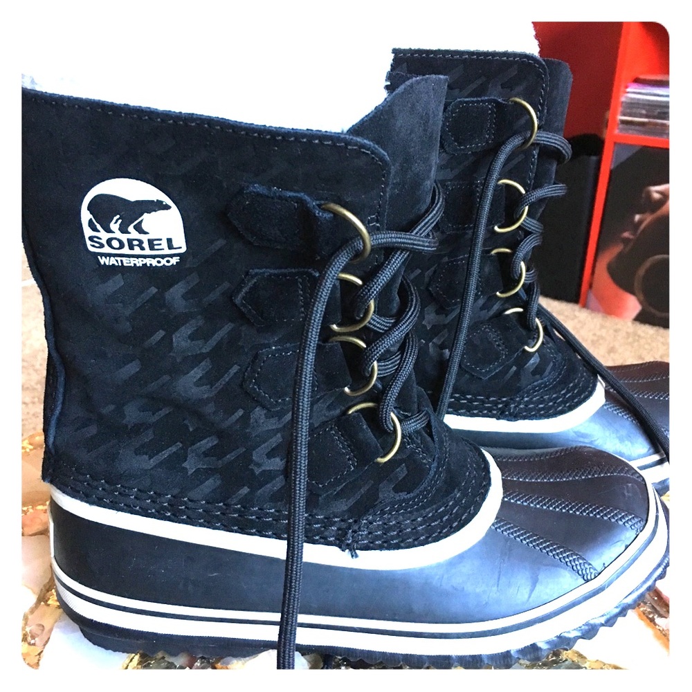 Super Cute Black Sorel Waterproof Boots.